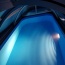 Pohled do osvětleného bazénu pod zastřešením